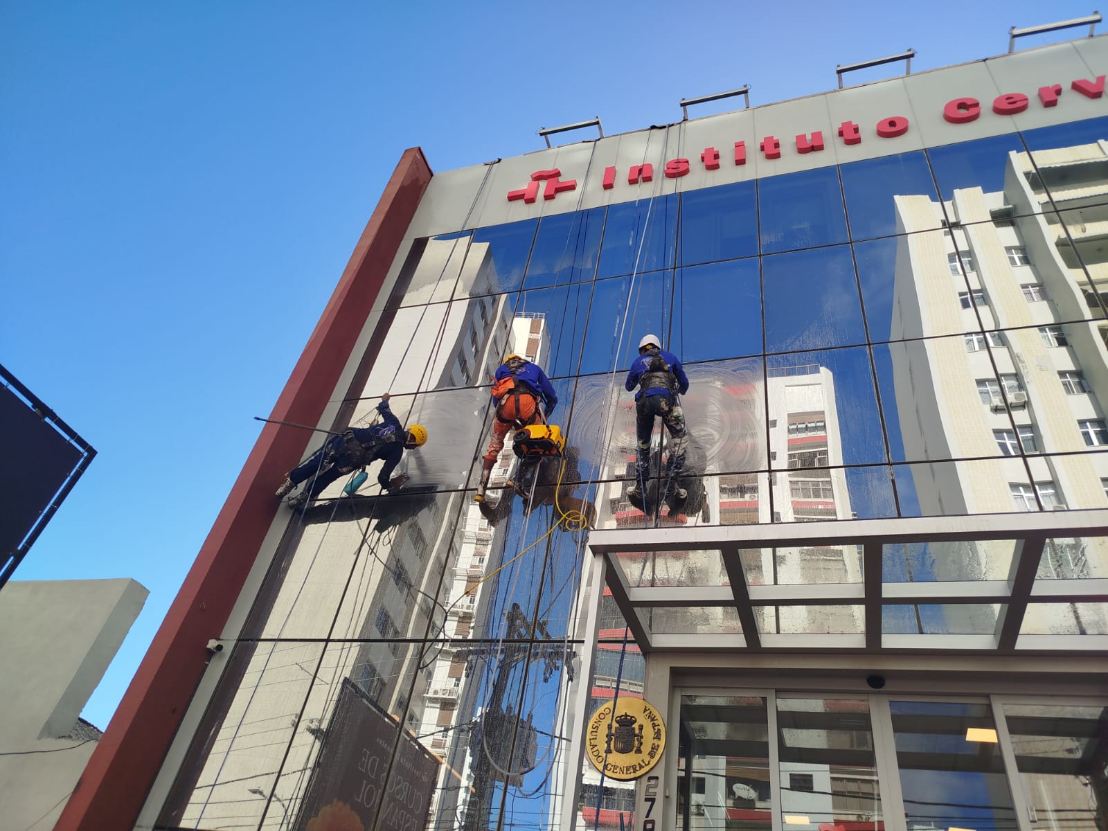 LAVAGEM DE FACHADAS NO INSTITUTO CERVANTES